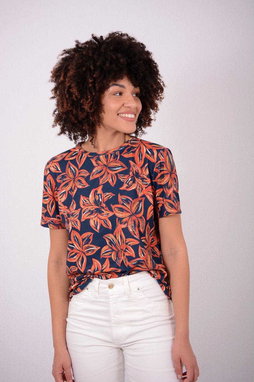 BLUSA DE MALHA DECOTE CARECA ESTAMPA PINCELADA FLORAL